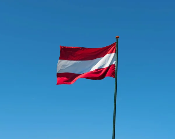 Vlag van Oostenrijk wuiven in de wind — Stockfoto