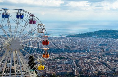 Tibidabo Dağı üzerinden Barselona şehir manzarası