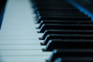 Bir piyano tuşları ile seçici odak closeup