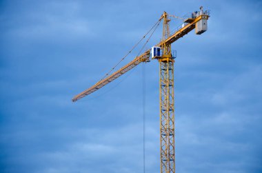 Mavi Berrak gökyüzü karşı uzun İnşaat Vinç