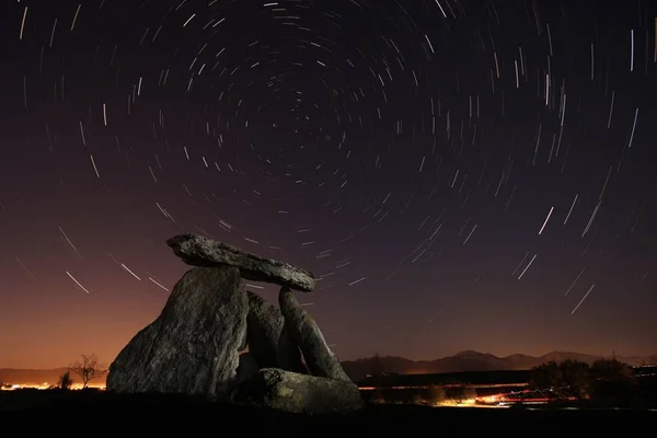 Dolmen unter Sternenhimmel — Stockfoto