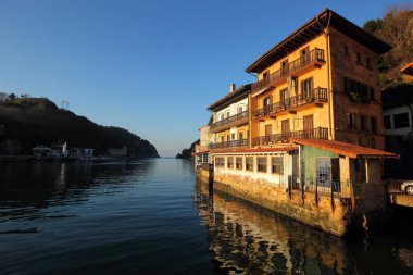 Deniz kıyısında bir kasaba