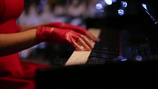 Blondes Mädchen spielt Klavier — Stockvideo