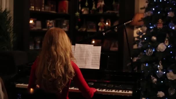 Блондинка грає на піаніно — стокове відео