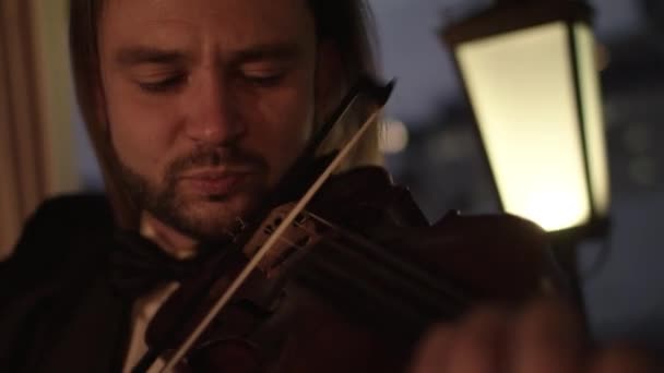 Violinista toca maravillosamente 4K — Vídeo de stock