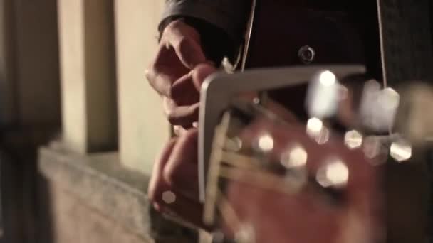 Férfi gitározik az utcán — Stock videók
