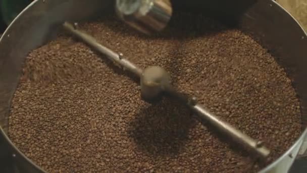 Mencampur kopi panggang — Stok Video