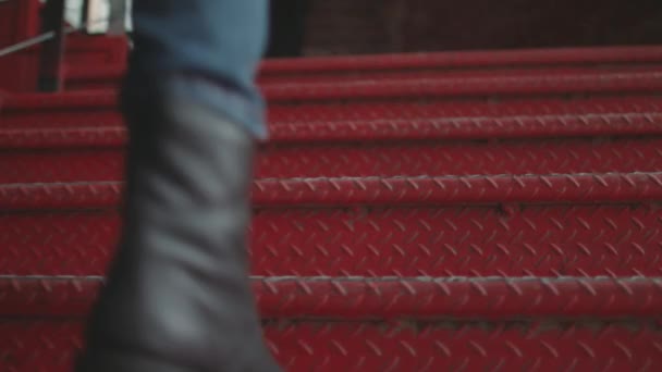 Человек, бегущий по лестнице — стоковое видео