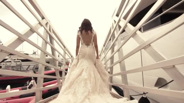 Невеста, гуляющая по Карло 4К — стоковое видео