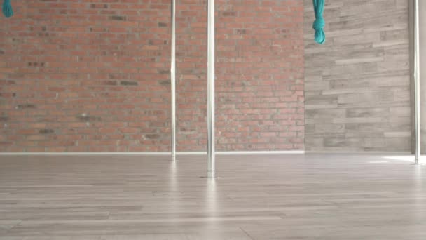 Ung flicka utbildning poledance 4k — Stockvideo