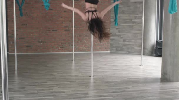 Młoda dziewczyna szkolenia Pole Dance 4k — Wideo stockowe