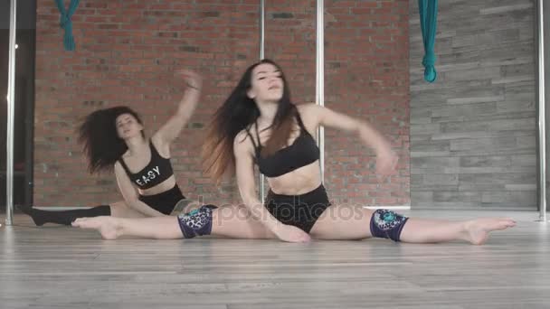 Chica joven entrenamiento pole dance — Vídeo de stock