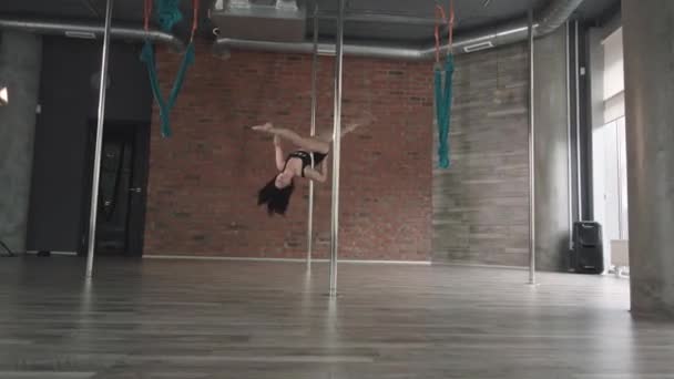 Joven chica entrenamiento poste danza 4K — Vídeos de Stock