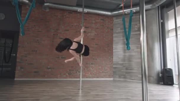 Junge Mädchen Training Pole Dance 4k — Stockvideo