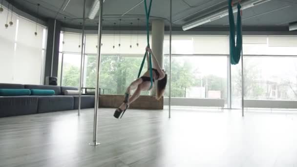 Jong meisje opleiding Pole Dance 4k — Stockvideo