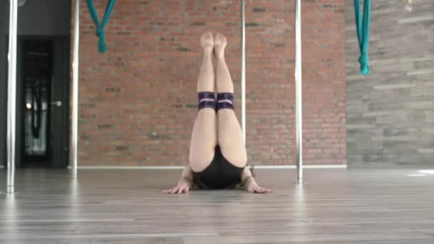 Молода дівчина навчання полюс танці 4 к — стокове відео