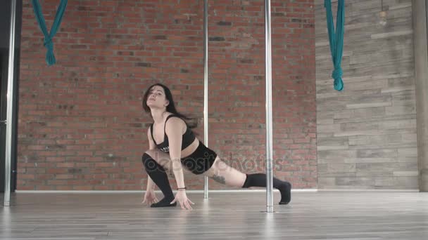 Joven chica entrenamiento poste danza 4K — Vídeo de stock