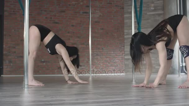 Ung flicka utbildning poledance 4k — Stockvideo