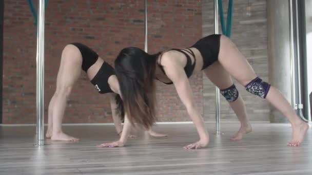 Młoda dziewczyna szkolenia Pole Dance 4k — Wideo stockowe