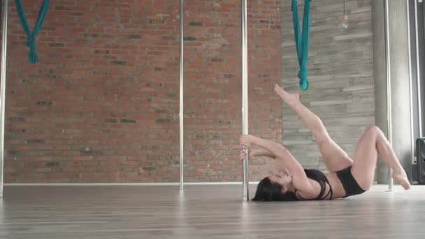 Ung flicka utbildning poledance 4k — Stockvideo