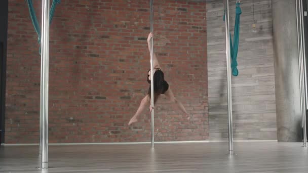 Fiatal lány képzés Pole Dance 4k — Stock videók