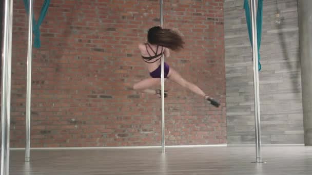 Jong meisje opleiding Pole Dance 4k — Stockvideo