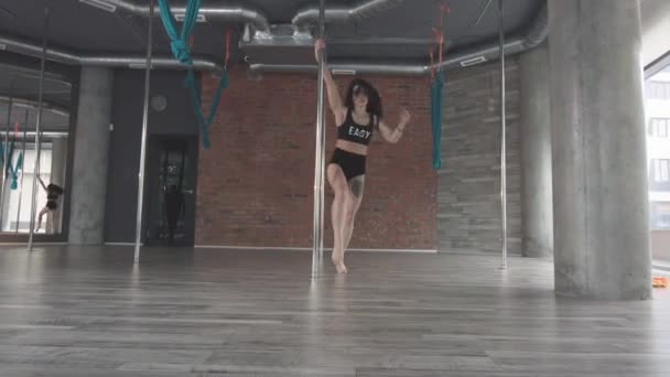 Mladá dívka trénink Pole Dance 4k — Stock video