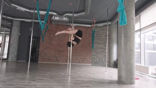 Ung flicka utbildning poledance 4k — Stockvideo