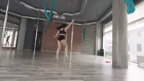 Ung flicka utbildning poledance 4k — Stockvideo