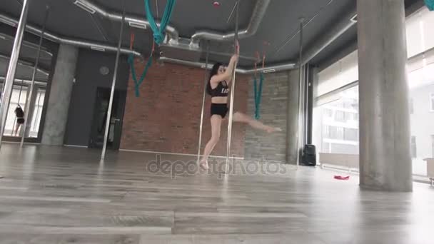 Joven chica entrenamiento poste danza 4K — Vídeo de stock