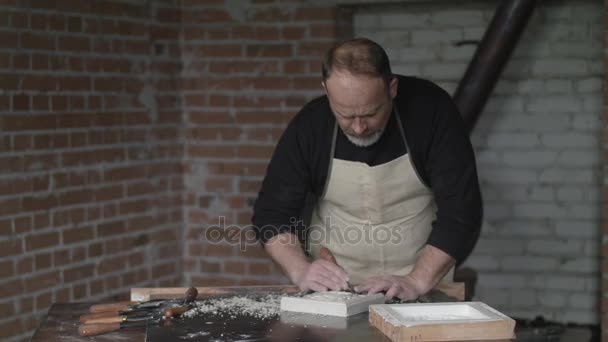 Bildhauer schafft Kunstdekor 4k — Stockvideo