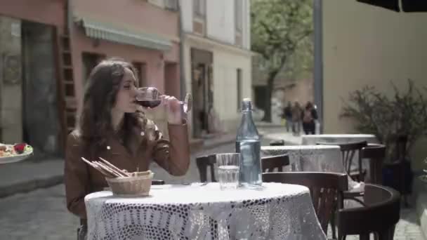 Menina jovem bebe vinho tinto — Vídeo de Stock