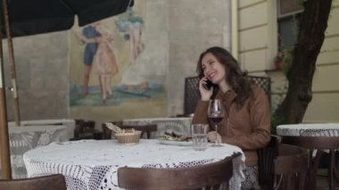 Onun Smartphone Cafe'de kullanan genç kız