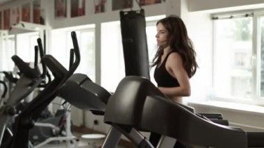 Bir spor salonunda spor kızdır.