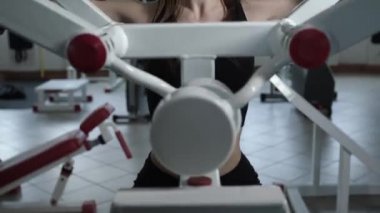 Bir spor salonunda spor kızdır.