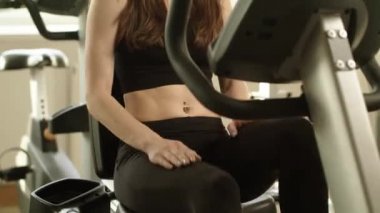 Bir spor salonunda spor kızdır.