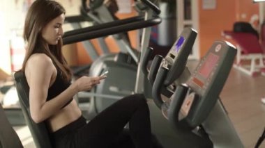 Bir spor salonunda spor kızdır.