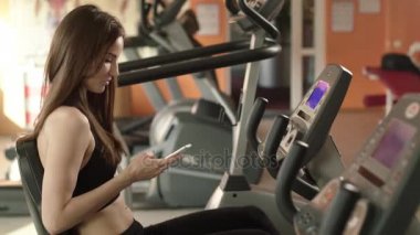 Bir spor salonunda spor kızdır.
