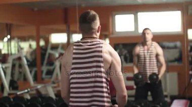 Spor salonunda çalışan atletik adam.