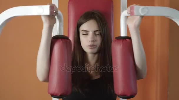 Αθλητικό κορίτσι είναι σε ένα γυμναστήριο. — Αρχείο Βίντεο