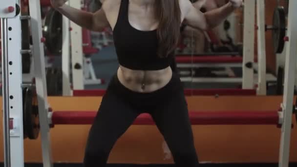 Athlétique fille est à un gymnase . — Video