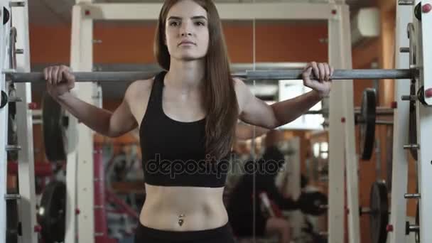 Αθλητικό κορίτσι είναι σε ένα γυμναστήριο. — Αρχείο Βίντεο