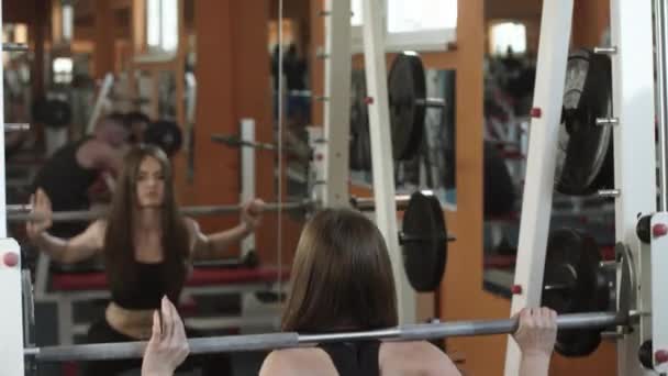 Atletisk flicka är på ett Gym. — Stockvideo