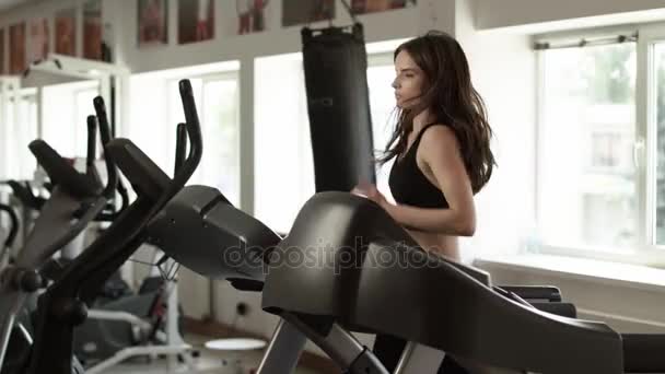 Sportovní holka je v tělocvičně. — Stock video