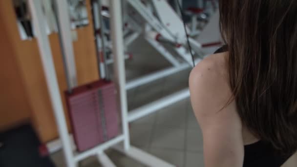 Athlétique fille est à un gymnase . — Video