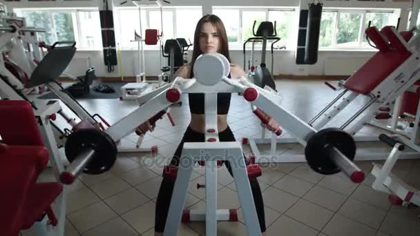 Athletic dziewczyna jest na siłownię. — Wideo stockowe