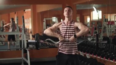 Spor salonunda çalışan atletik adam.