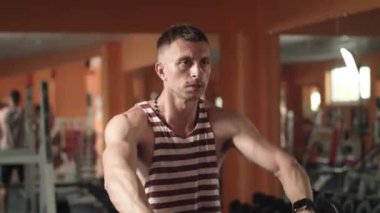 Spor salonunda çalışan atletik adam.