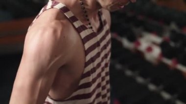 Spor salonunda çalışan atletik adam.