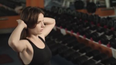 Bir spor salonunda spor kızdır.